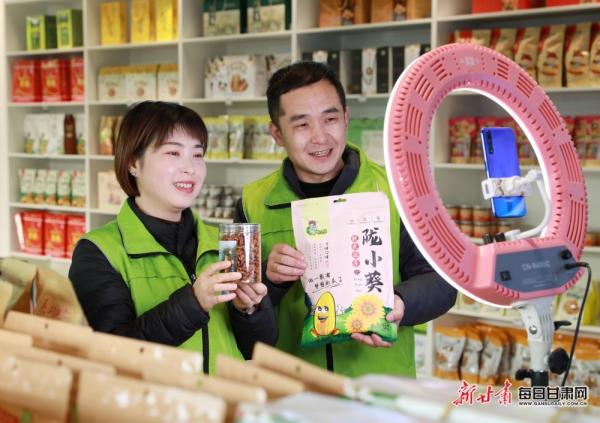 隴南市成縣陳院鎮(zhèn)隴小南帶貧電商基地，主播正在直播銷售“土年貨”。：（圖片一）李旭春攝影.JPG