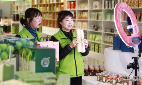 隴南市成縣陳院鎮(zhèn)隴小南帶貧電商基地，主播正在直播銷售“土年貨”。：（圖片4）李旭春攝影.JPG