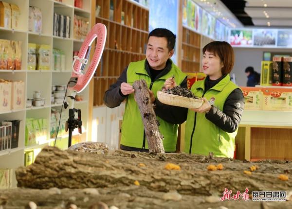 隴南市成縣陳院鎮(zhèn)隴小南帶貧電商基地，主播正在直播銷售“土年貨”。：（圖片5）李旭春攝影.JPG